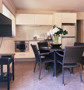 Retreat on Rita ~ Downtown Mount Maunganui with beach access